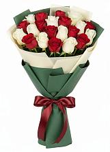 Букет Микс из красных и белых роз в Дылыме