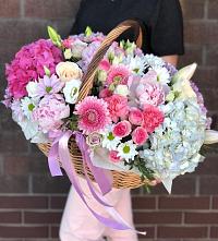 Цветочная композиция из Розы, Хризантемы, Пионы и Лизиантусы в корзине в Дылыме