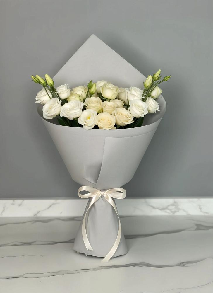 Букет цветов из: Розы и Лизиантусы в Дылыме