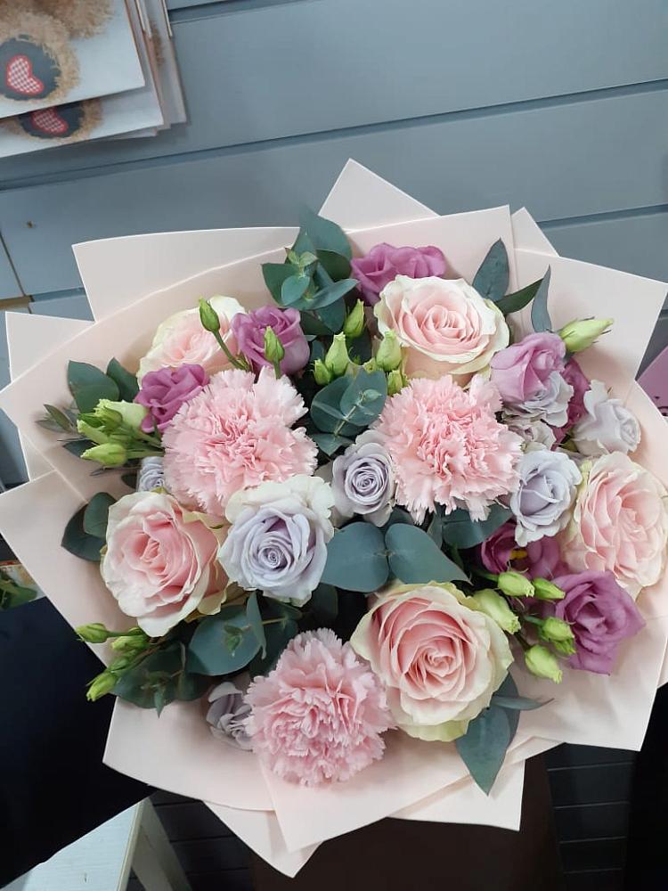 Букет цветов из: Розы, Гвоздики и Лизиантусы в Дылыме