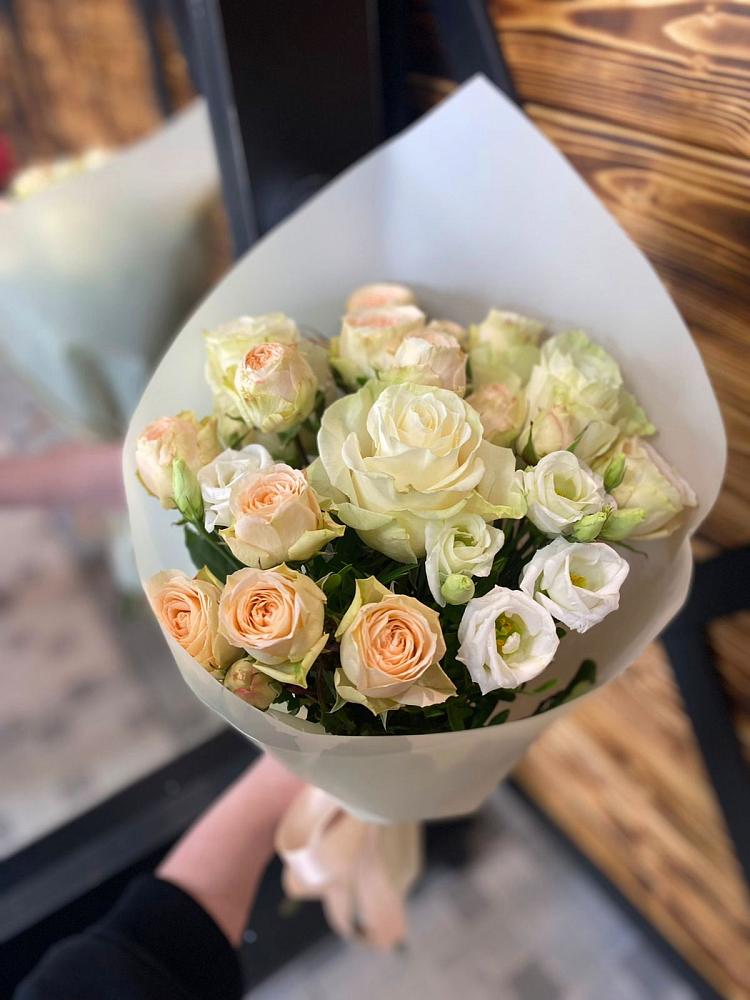 Букет цветов из: Розы и Лизиантусы в Дылыме